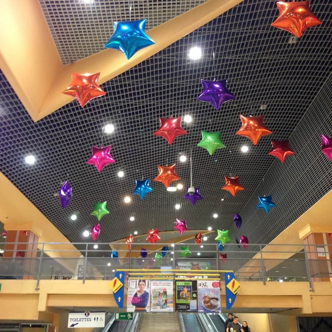 decoration evenementiel centre commercial paris ballons suspendus soldes grands magasins