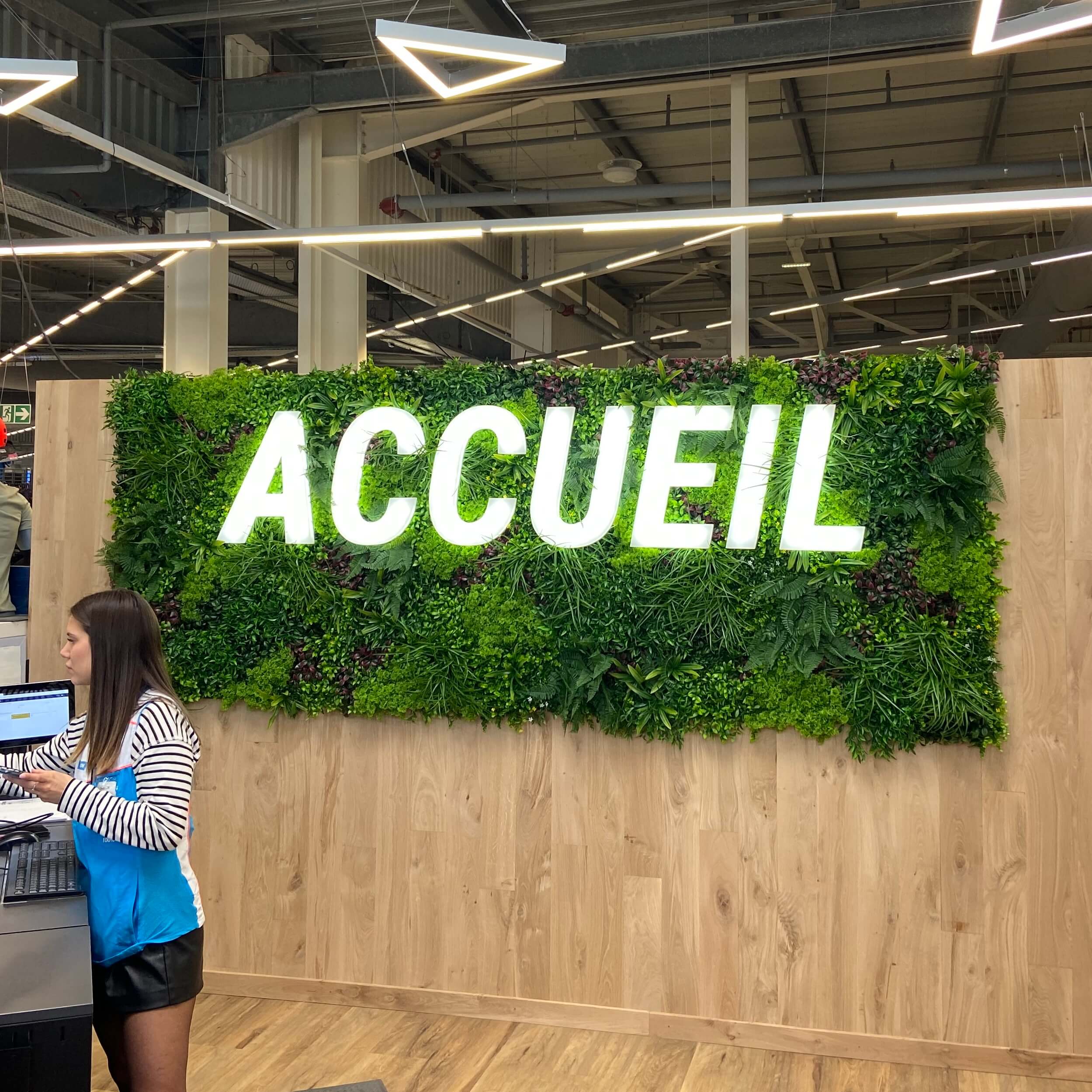 pose mur végétal intérieur artificiel sur coffrage bois decathlon