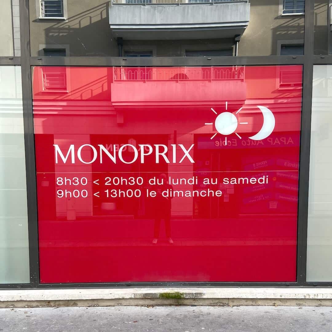 adhesif vitrine colle de l'interieur flocage grand magasin monoprix paris