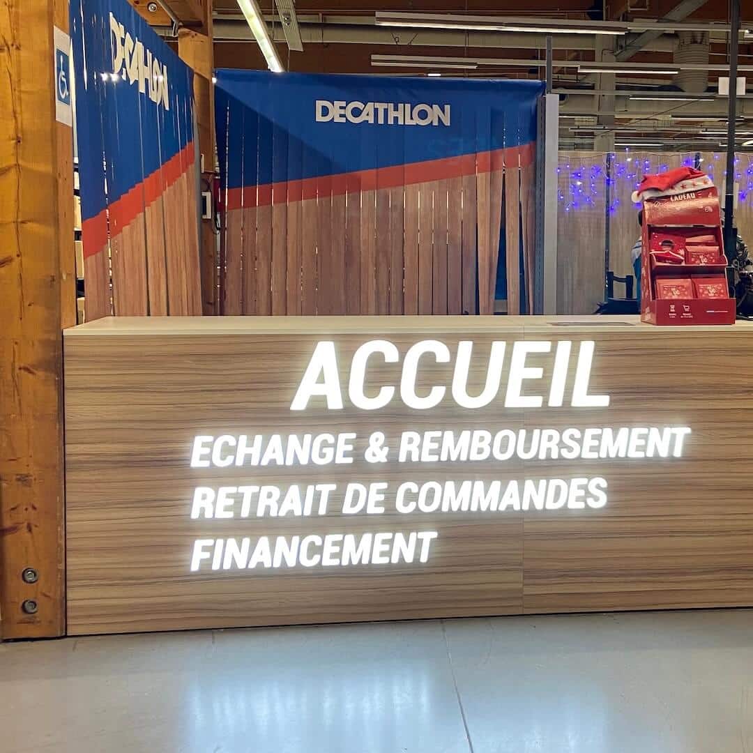 enseigne lumineuse sur mesure decathlon lettrage en relief led